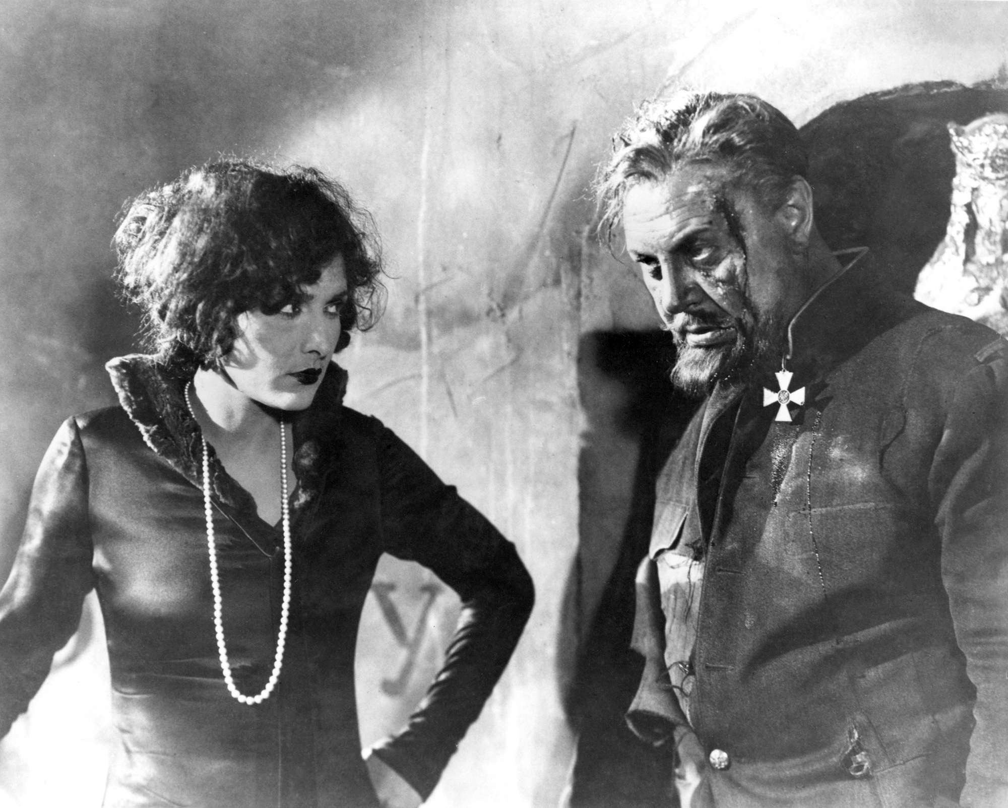 Evelyn Brent and Emil Jannings in The Last Command